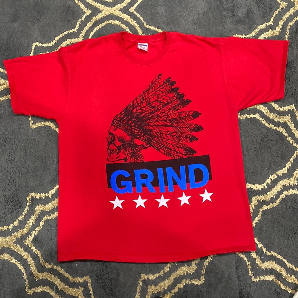 Indian Head Skull with Feathers “GRIND” Red Graphic T Shirt Size XL ❤️💙🖤 🪶